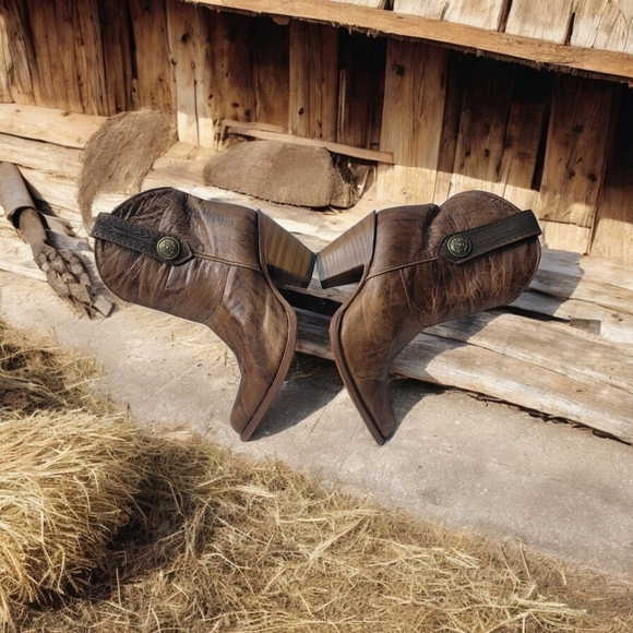 Corral Woman's Cowgirl boots size 8.5M block heel. Boot stand 9 inches. See more - Picture 16 of 16